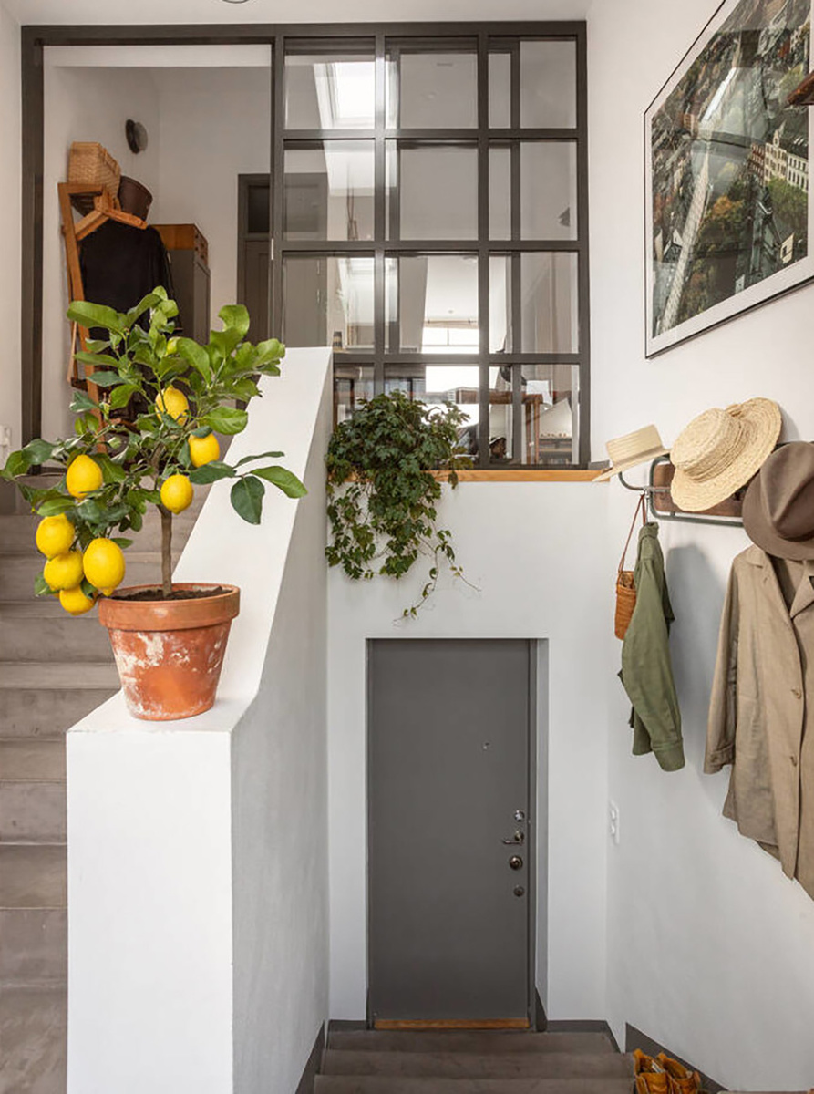 Входная дверь в квартиру и лестница.