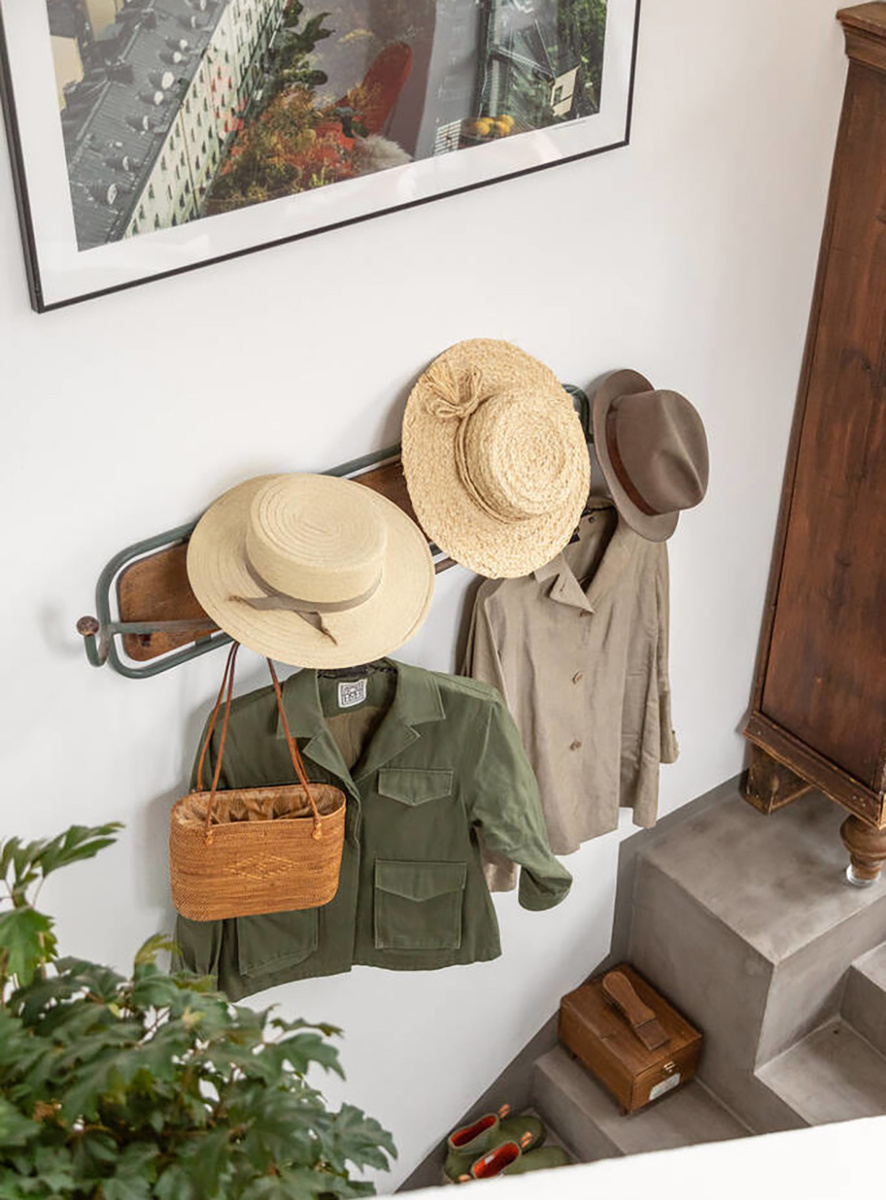 Привходное вешало.