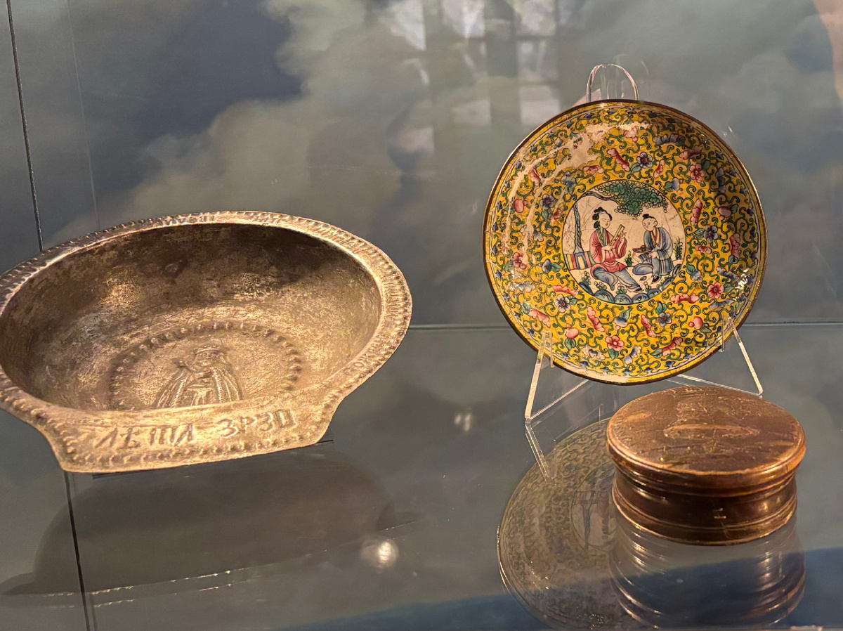 Миска (Россия, 1745-1676, медь); блюдце (Китай, XVIII век, медь, эмаль).