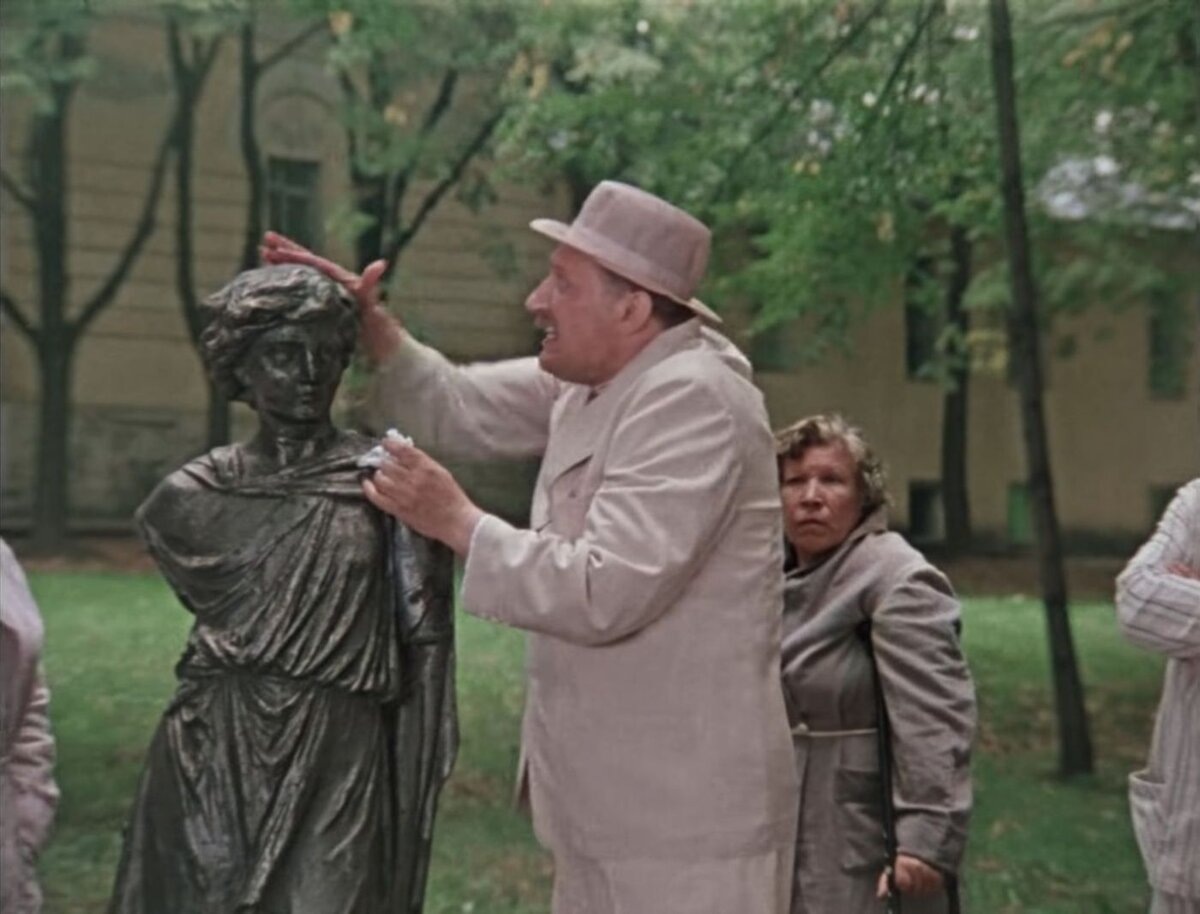 Кадр из  комедии СССР Козакова «Покровские ворота»