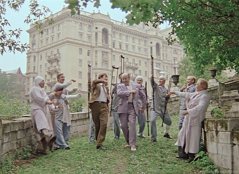 Кадры из советской комедии Козакова «Покровские ворота»