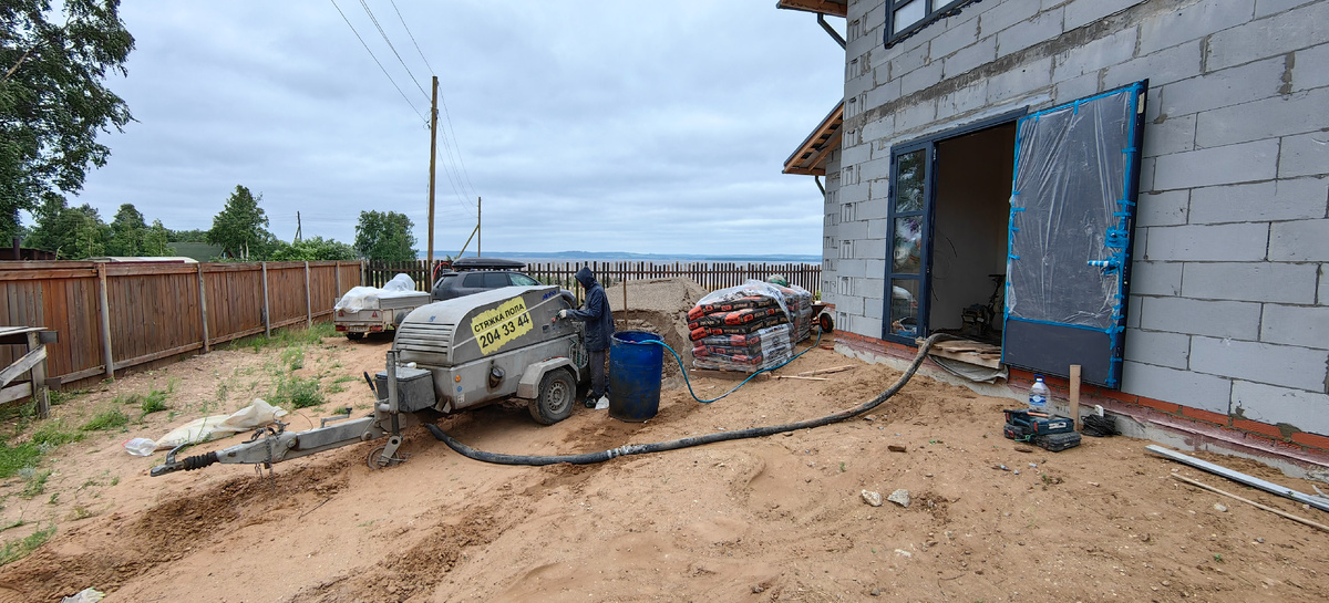 На стяжку ушло примерно 17-18 тонн песка и поддон цемента.