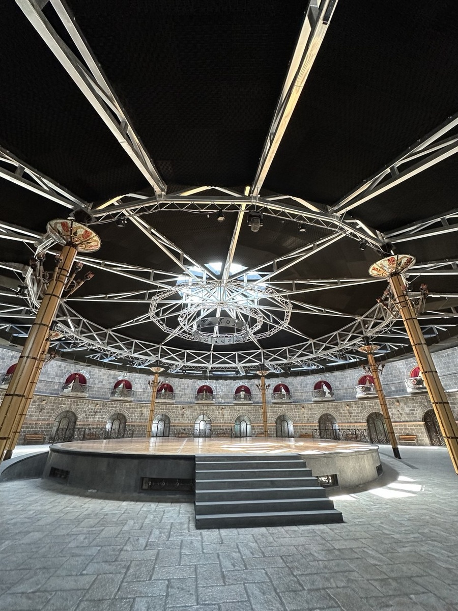 внутри крепость сейчас используют как концертный зал