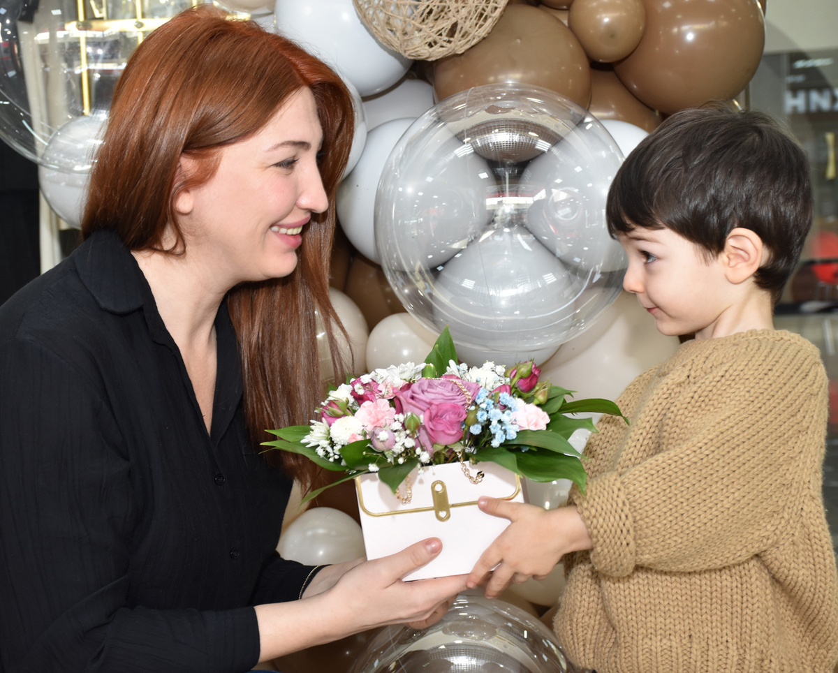 Алан Джибабов вручает букет цветов своей маме. Фото автора.