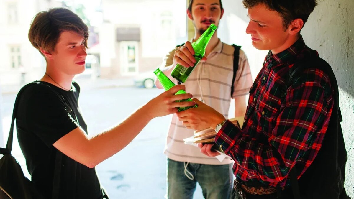 В 14 лет попробовал первую сигарету, а в 15 - алкоголь