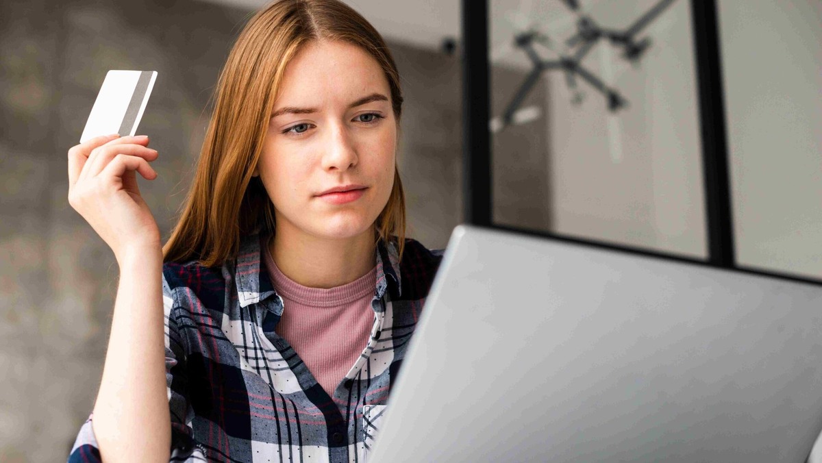    Пришли деньги на карту, которых вы не ждали? Возможно, вас пытаются атаковать мошенники. Фото: Freepik