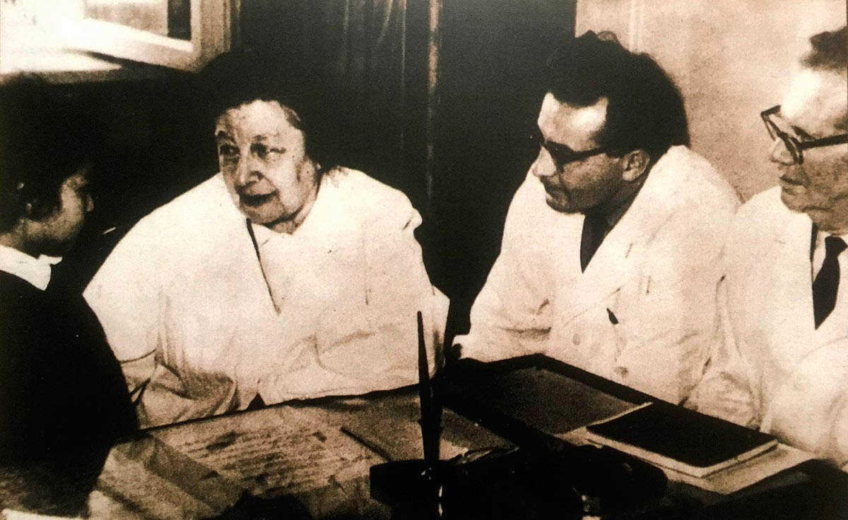 Груня Ефимовна с маленьким пациентом и коллегами