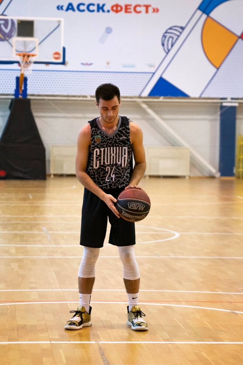 Владислав Кузьминых — талантливый баскетболист, который добился значительных успехов в мире 3х3. В 2021 году он стал серебряным призером АСБ 3х3 в Казани и принимал участие в турнире «Битва За Волгу» как в 2021, так и в 2023 годах. В 2021 году Владислав стал бронзовым призером АССК России по баскетболу 3х3, а также принял участие в Финале Поволжья МЛБЛ, представляя команду «Атлант-Челны». В 2022 году он стал участником Кубка России по баскетболу 3х3, представляя команду «БК Стихия». Также в 2022 году он стал Серебряным призером Urban Games 2022.

Его достижения в этом формате игры впечатляют: Владислав многократный призер турниров в Татарстане, а в 2023 году он завоевал серебряную медаль на «Samara Open 3х3», также выступая за «БК Стихия». Его успехи не ограничиваются только 3х3: в баскетболе 5х5 Владислав также проявил себя, став победителем АСБ Казань в 2020 году, представляя «Академию Спорта».

Он многократно поднимался на пьедестал в Альметьевской Баскетбольной Лиге, играя за команды «БК Челны-Автомех», «Челны-Сити» и «БК Стихия». Сейчас Владислав наслаждается баскетболом в Prime Division.

Владислав Кузьминых поделился с нами своей баскетбольной карьерой:

— Я начал заниматься баскетболом во время занятий в художественной школе. Стал прогуливать уроки, чтобы поиграть в стрит на улице. Вскоре меня отчислили из художественной школы. Именно так начался мой баскетбольный путь. Сначала я тренировался в одиночку, оттачивая свои навыки на уличных площадках. А в16 лет я поступил в техникум, и именно там началась моя настоящая баскетбольная карьера, я присоединился к команде.

👉 Как продолжилась ваша карьера дальше?
— Спустя год наш тренер решил собрать команду студентов для участия в МЛБЛ лиге в Альметьевске. В нашей команде были такие талантливые игроки, как Илья Пешехонов, с которым я познакомился именно тогда, и Матвей Ян, сейчас он выступает за «Курчатов» на чемпионате России 3х3. Мы уверенно заявились в лигу и, к нашему удивлению, заняли почетное второе место в л