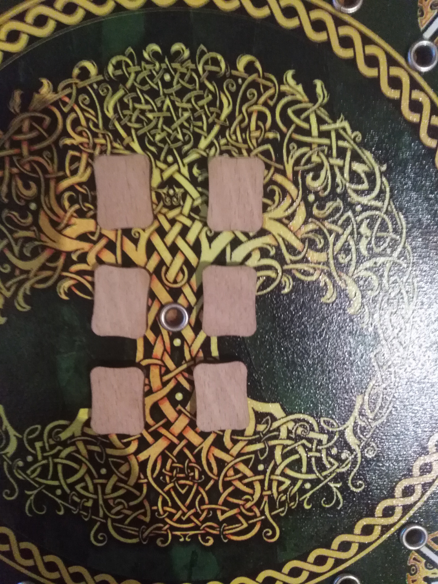 Фото 1. Выберите один из вариантов / связок двух рун. Фото канала Таро Портал.