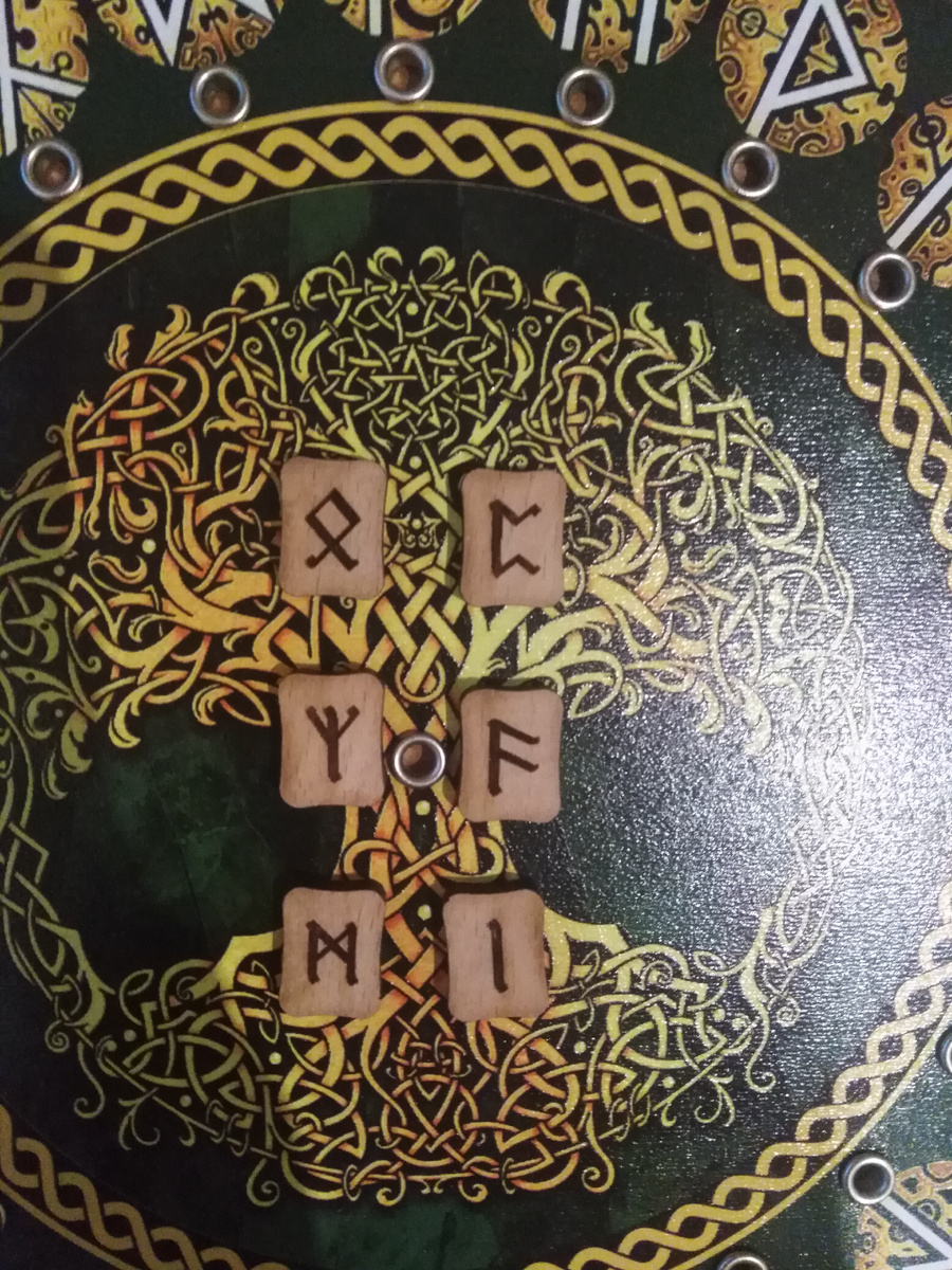 Фото 2. Найдите загаданную вами пару рун. Фото канала Таро Портал.