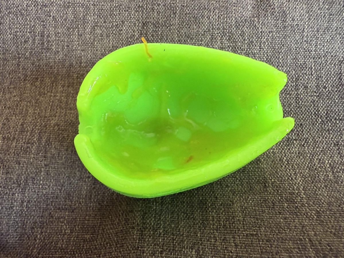 Намазанная пресс-форма, подготовленная к прессу кормушки. Фото автора, при использовании ссылка обязательна.