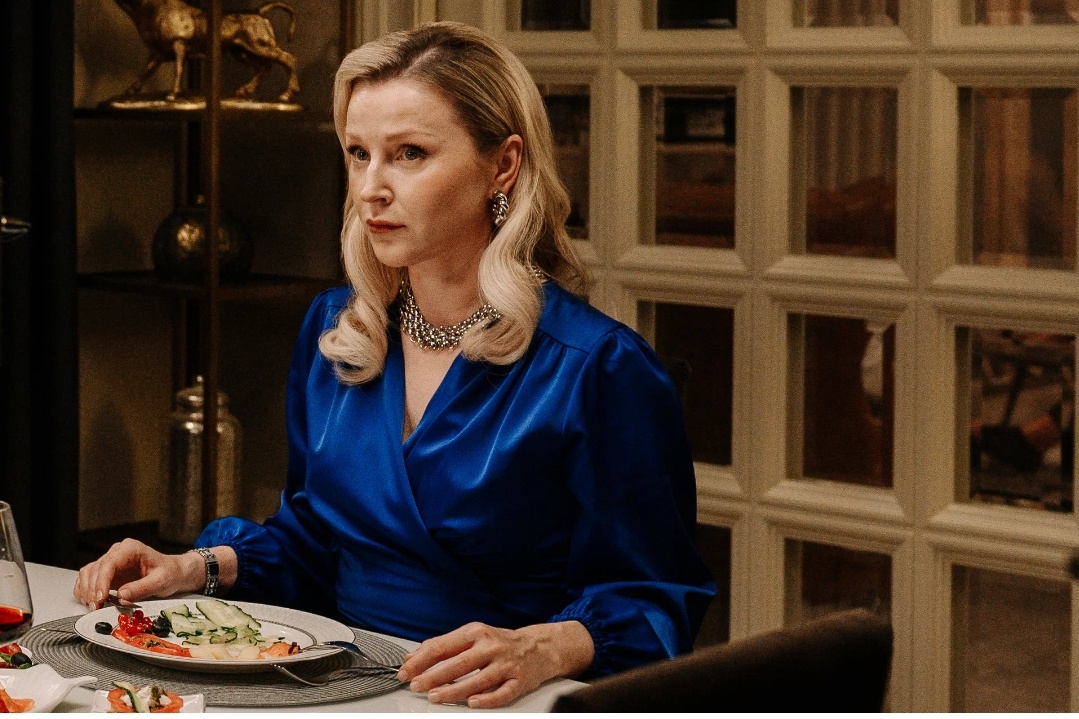 Героиня истории  продала свои драгоценности подаренные бывшим мужем, чтоб снять в аренду помещение из которого пилила свои успешные видосы