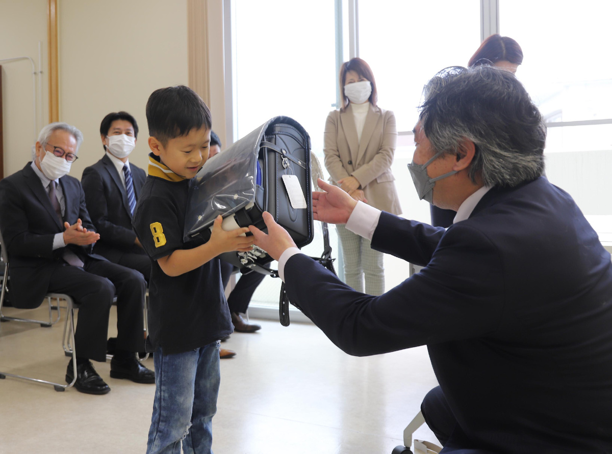В Японии, именно дедушки и бабушки, становятся инициаторами этого важного подарка, символизирующего любовь, поддержку и вклад в образование внука.