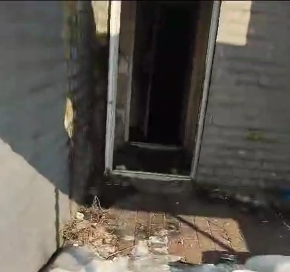 Вход в общественный туалет в городе Б.