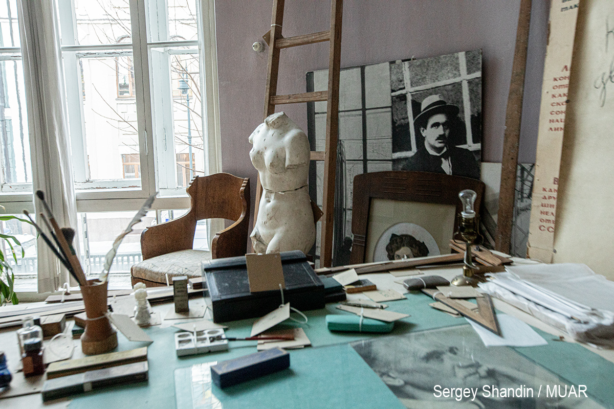 Стол в гостиной дома-музея