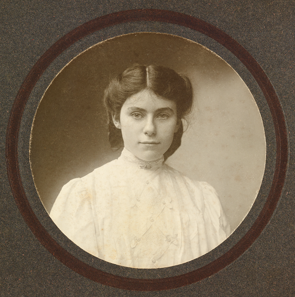 Эдит Брэтт, 1906. Эту фотографию она дала Толкину на память в 1909 году.