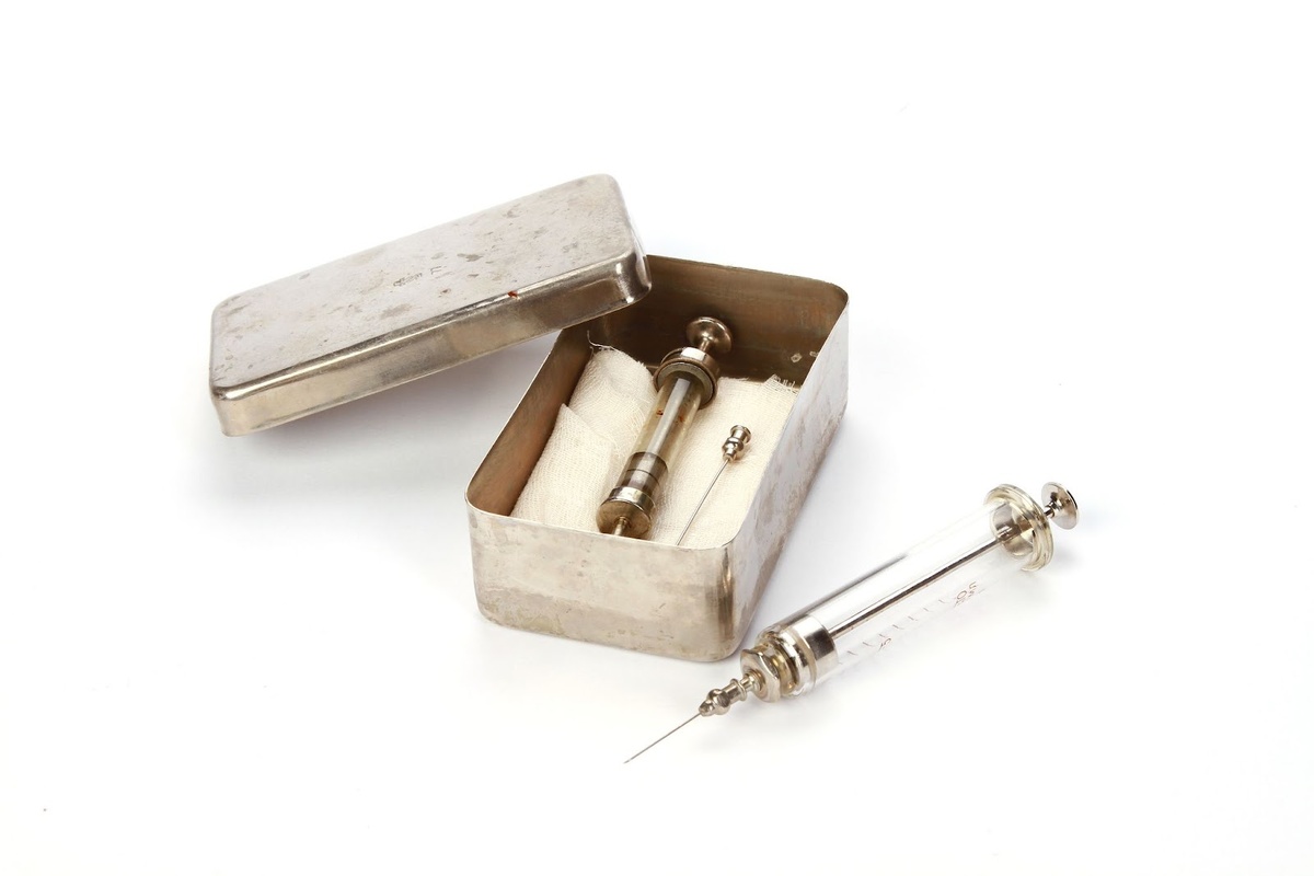 Источник изображения: freepik.com/free-photo/closeup-high-angle-shot-syringe-metallic-box_17991382.htm