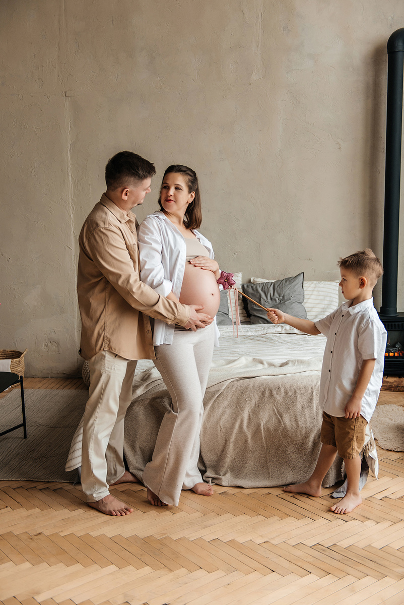 Это мы год назад. 2 рубашки и шорты куплены накануне в секонде, чтобы собрать образы в одной гамме. Потрачено 750 рублей. 