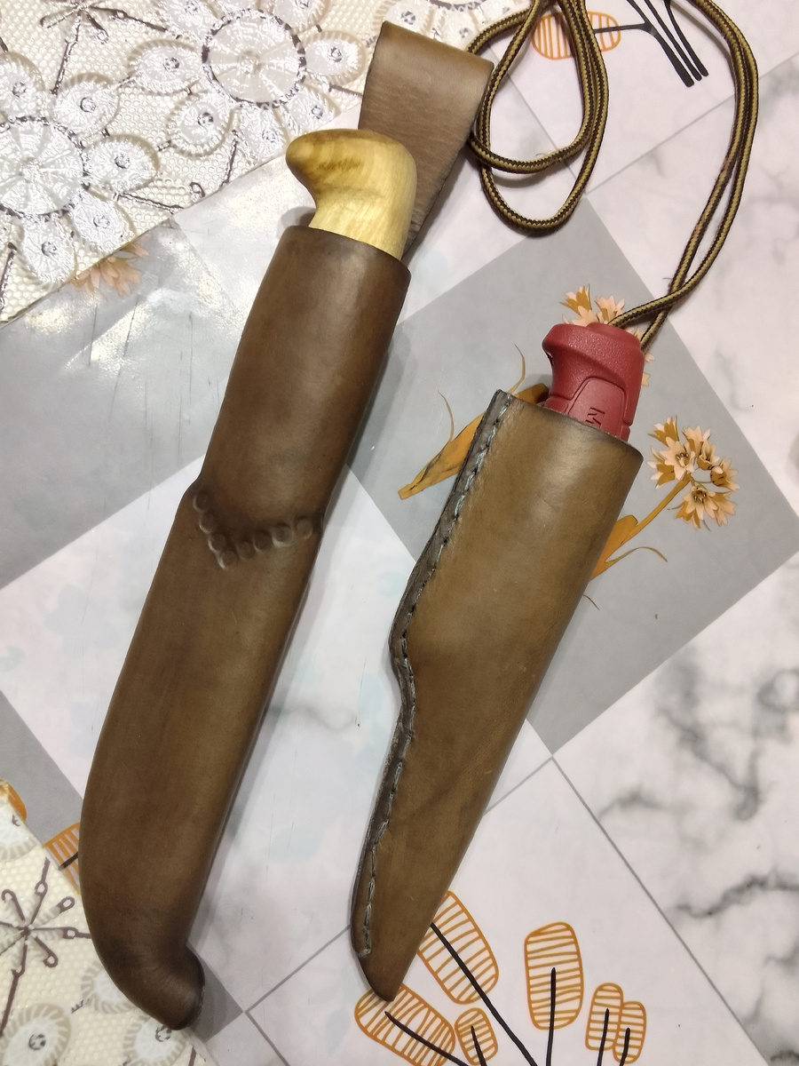 Сильно мозолит глаз на ножнах для моры кривая строчка, ошибся при сверлении.