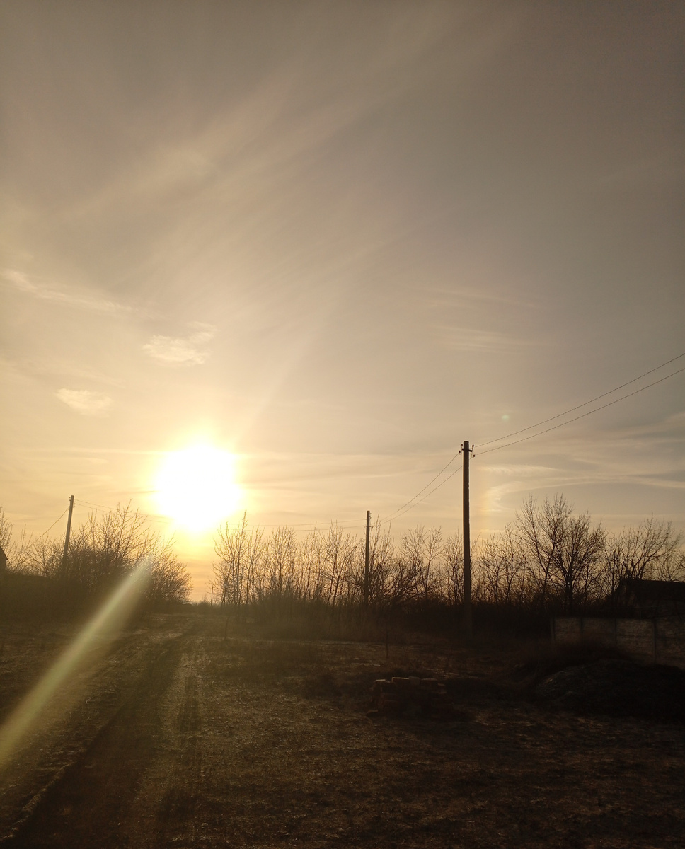 Рассвет — это время суток, когда небо начинает постепенно окрашиваться в мягкие оттенки. С первыми лучами солнца ночь отступает, даря миру новые краски и спокойствие. В этот момент природа оживает: птицы начинают петь, а ветер приносит свежесть с утра.Когда солнце поднимается над горизонтом, его золотистые лучи проникают в каждую щель, освещая всё вокруг. Тени становятся короче, а горизонты открываются, предвещая новый день и новые возможности. Мгновения рассвета часто ассоциируются с надеждой и новой энергией, когда всё кажется возможным и мир полон ожидания.Рассвет может быть особенно красивым в спокойной обстановке, когда можно насладиться тишиной и умиротворением, забыв о суете повседневной жизни. Этот период вдохновляет многих людей, будь то художники, поэты или просто любители природы, и часто становится символом начала чего-то нового.