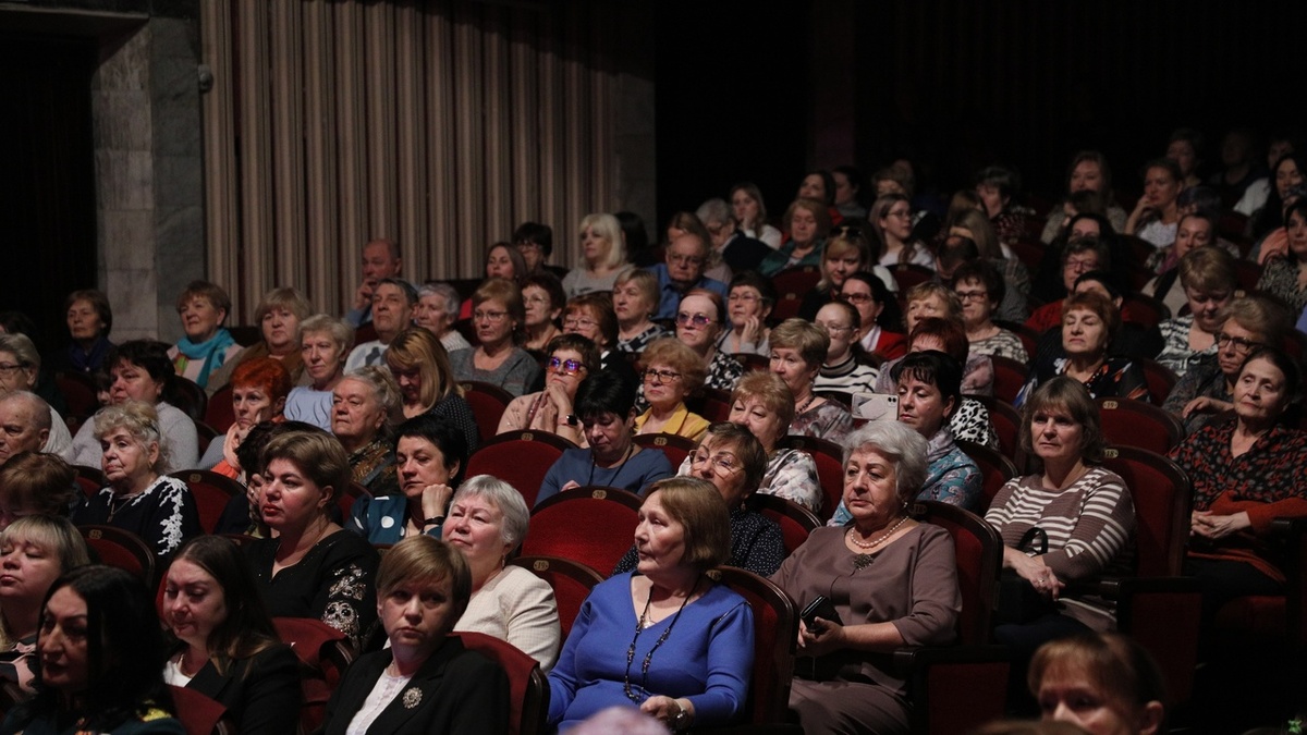    Глава городского округа Роман Шамнэ, поднявшись на сцену, не ограничился лишь праздничными поздравлениями. Участникам Великой Отечественной войны, присутствовавшим в зале, были вручены регалии почетных граждан Наро-Фоминского городского округа. Зал стоя приветствовал своих героических земляков бурными аплодисментами.