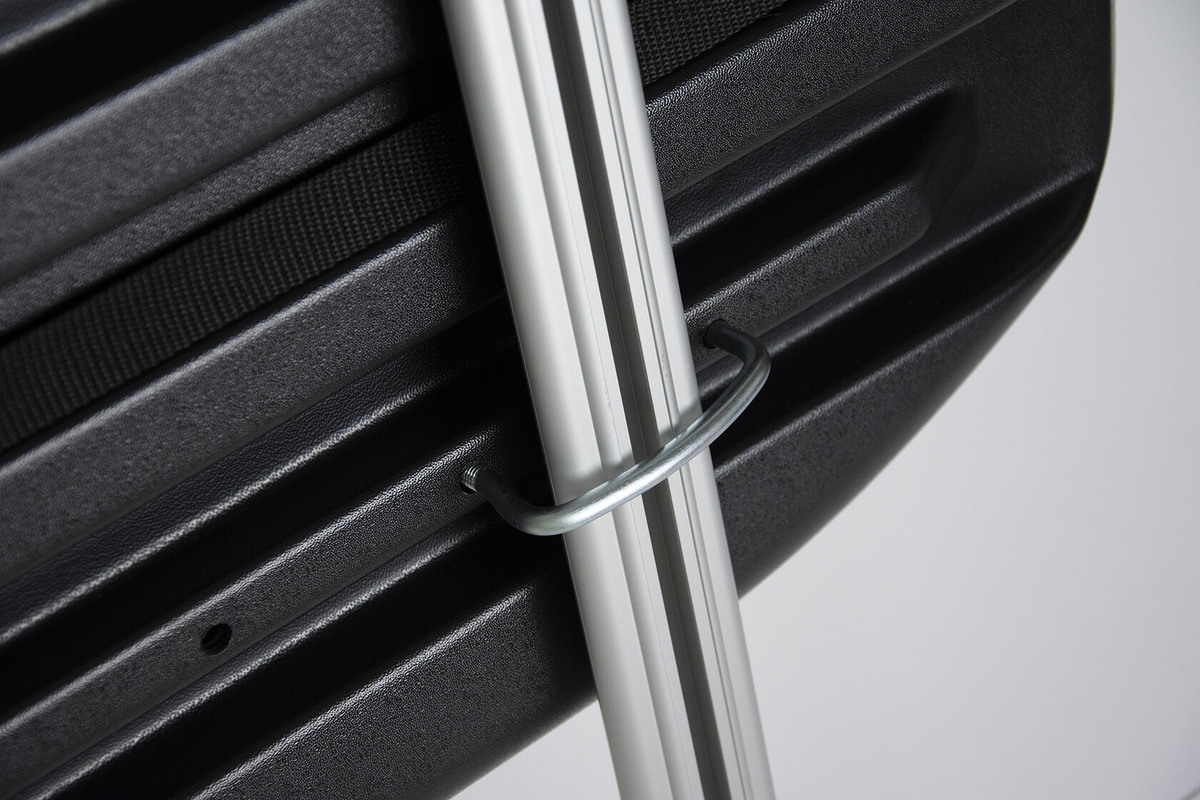  Установка автобокса
Установка автобокса занимает всего несколько шагов:
·	ПодготовкаУбедитесь, что на крыше вашего автомобиля есть поперечные рейлинги или багажные кронштейны. В противном случае, вам потребуется установить их.
·	МонтажСпокойно положите бокс на рейлинги, убедитесь, что он правильно расположен. Используйте соответствующие зажимы для фиксации. Следите, чтобы бокс был зафиксирован вдоль и поперек.
·	ПроверкаПосле установки обязательно отправьтесь на короткую поездку. Остановитесь через 20-30 минут и проверьте, не расшатался ли бокс.
