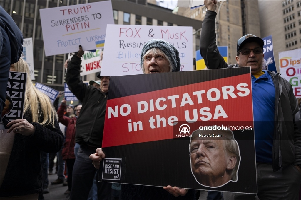 В Нью-Йорке противники президента Дональда Трампа провели акцию протеста, собравшись перед штаб-квартирой телеканала Fox News. ( Mostafa Bassim - Агентство Анадолу )