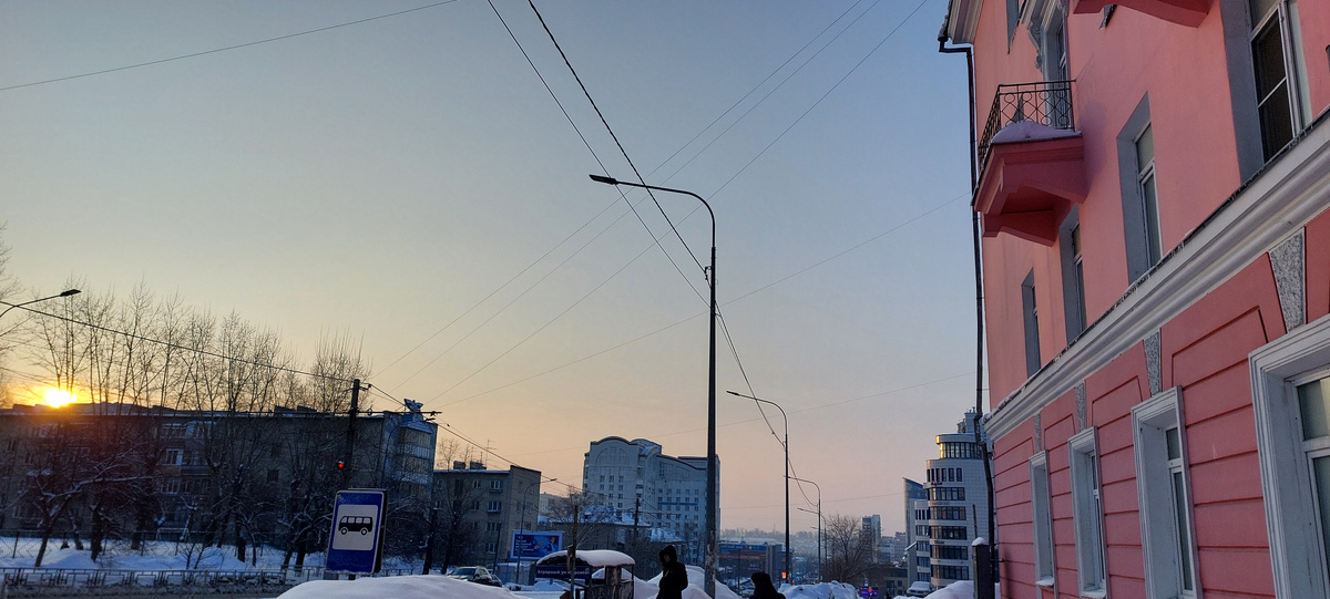 Вот наше розовенькое общежитие и остановка. тут я и бежала в аптечку свою.