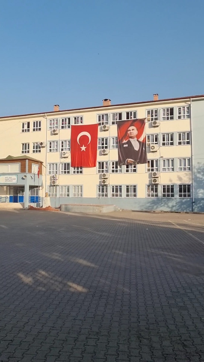 Типичная школа и школьный двор в Турции 