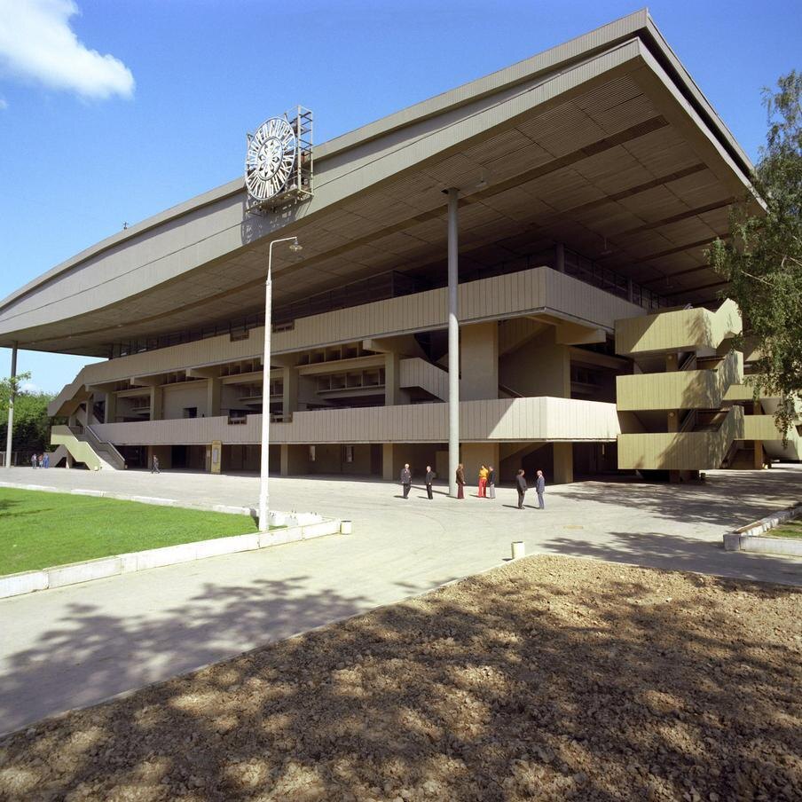 Дворец спорта "Сокольники" до реконструкции. По бокам – те самые лестничные пролёты, из которых выходили зрители.