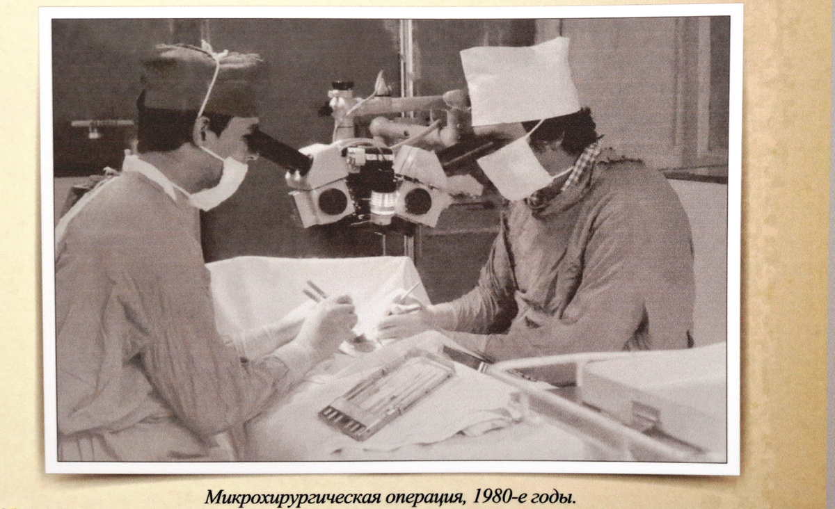 Молодые хирурги Иванов и Набоков проводят одну из первых микрохирургических операций на сосудах.