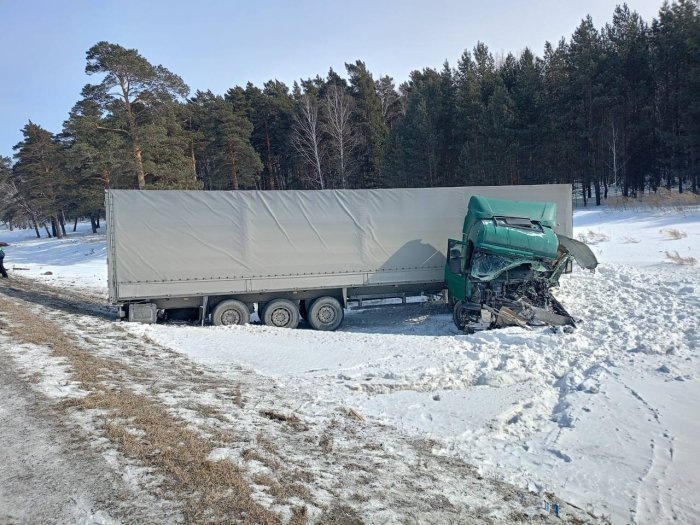 Железное месиво: Фура снесла встречные автомобили во время обгона под Новосибирском