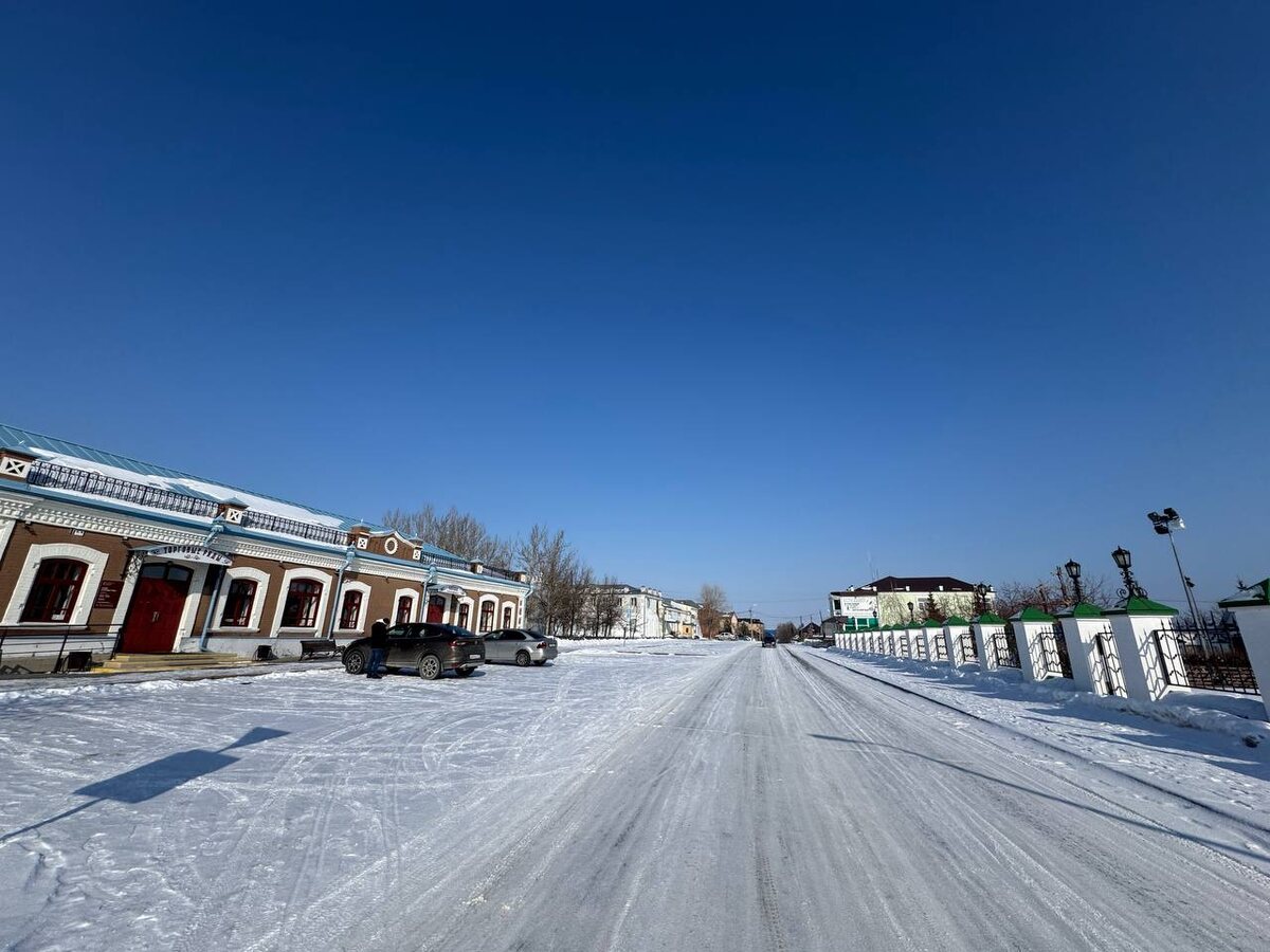 Красивая снежная дорога возле музея