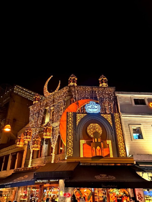 Кадыкей. Праздничная инсталляция на легендарном кафе Эрол