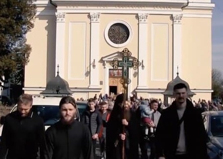    Крестным ходом верующие УПЦ протестовали против рейдерского захвата ПЦУ Свято-Духовского собора в Черновцах