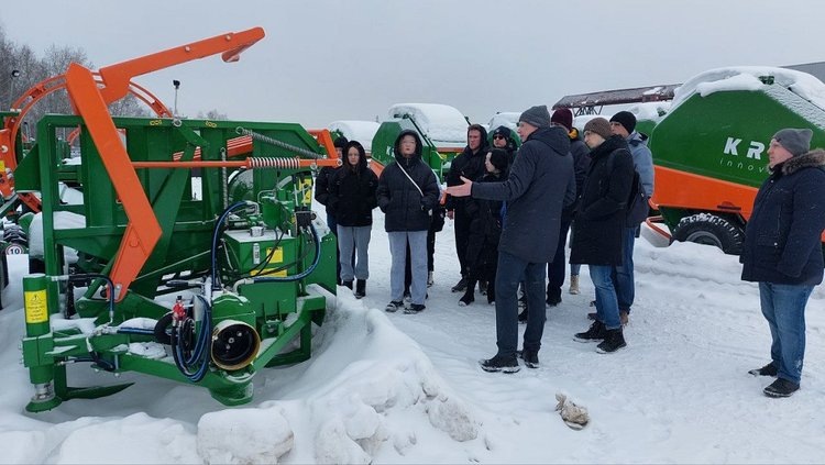    Будущие агрономы увидели процесс производства техники для «Сенажа в линию»