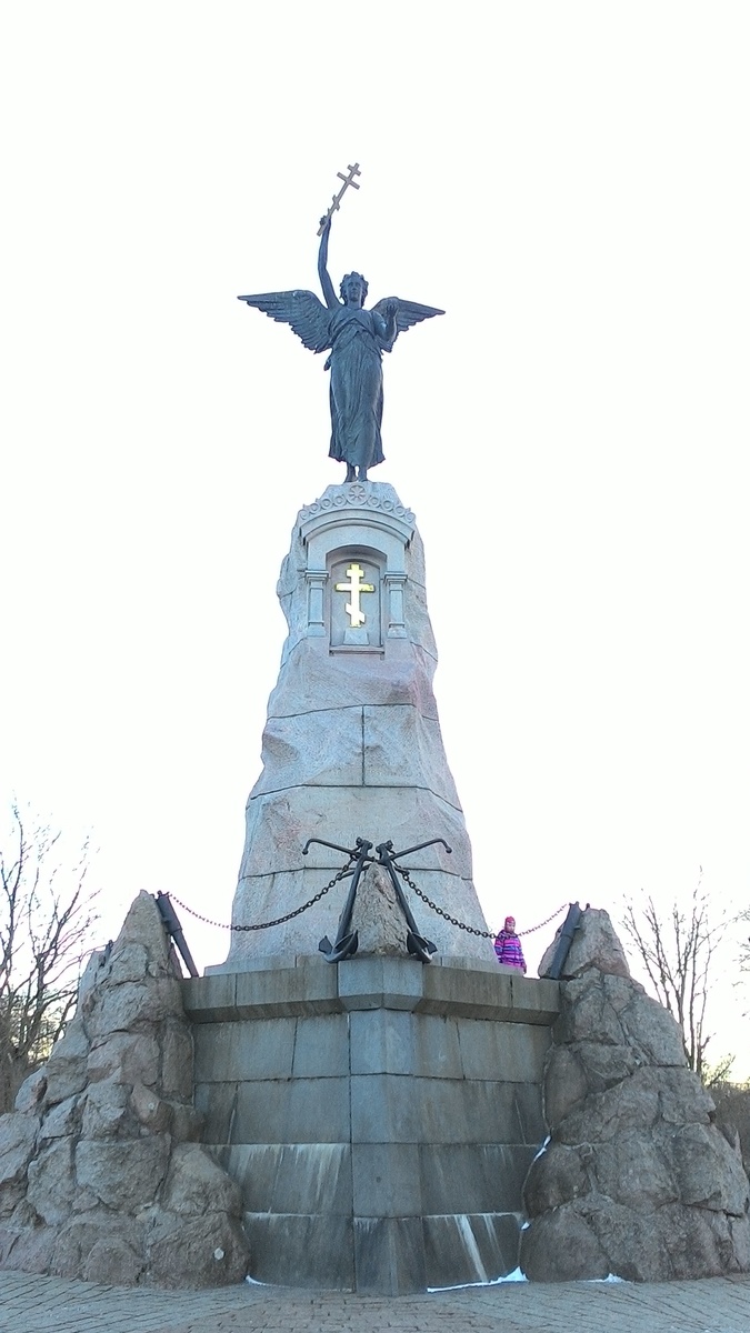 Берег Балтийского моря. Памятник броненосцу "Русалка"