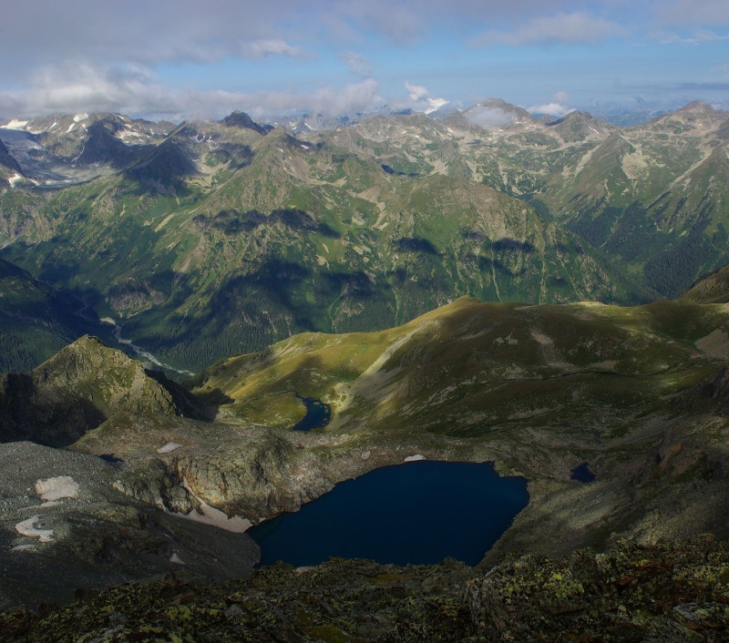 Вид на озера Кратерное , и Кувшинки с вершины Минги Кель Баши (3243 м.)