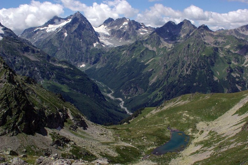 Озеро ""Кувшинки", вид на долину реки Аманауз , одноименный ледник и массив