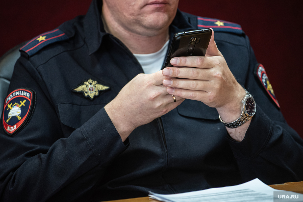 Использовать программы для взлома смартфонов стало сложнее после ухода западных производителей. Фото: Илья Московец © URA.RU