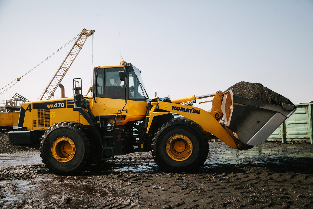 Погрузчик Komatsu на угольном разрезе