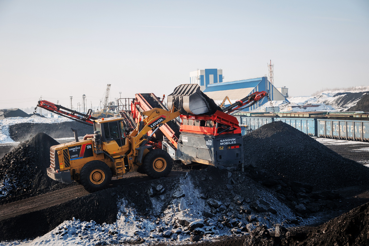 Работа погрузчика на погрузке угля