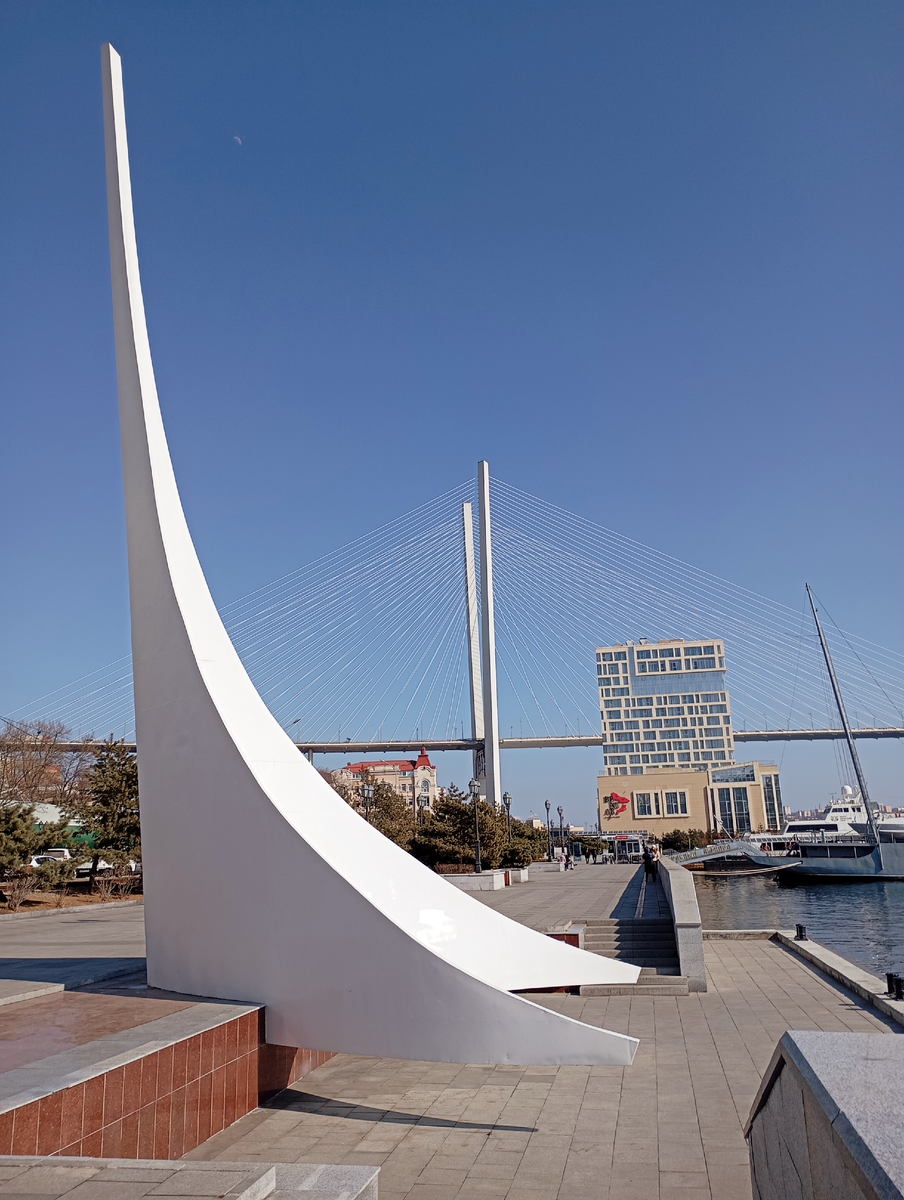 Место, где высадился отряд Комарова. Стела представляет из себя форштевень, часть транспорта «Маньчжур». Фото автора.