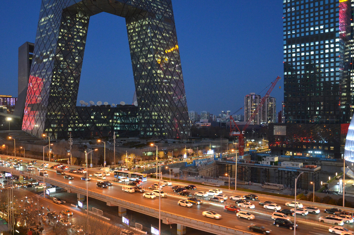 Вечерний Пекин. На дорогах в основном обычные автомобили. Фото автора.