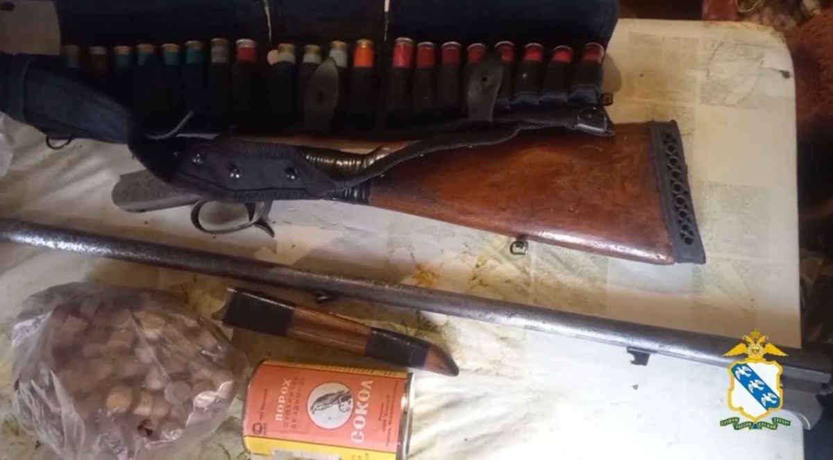    Секреты комода: курянин незаконно хранил оружие и боеприпасы