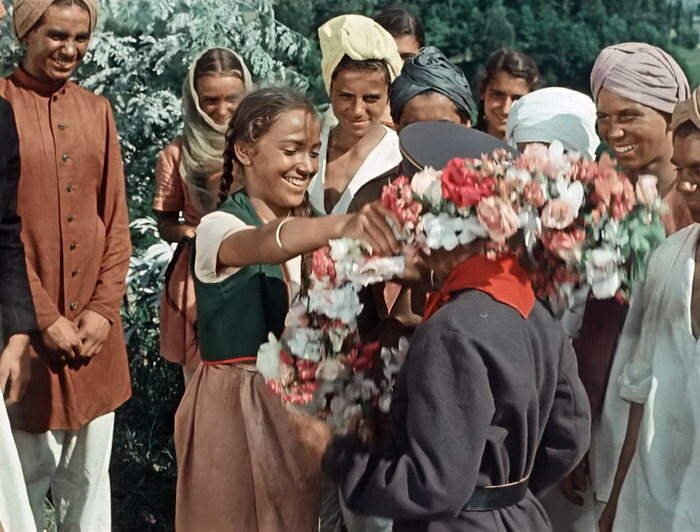 В галерее – кадры из детских фильмов СССР «Старик Хоттабыч» и  «Королевство кривых зеркал» 