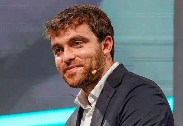 🗣 Фабрицио Романо (футбольный инсайдер):
"Реал давно искал замену Бензема, и Мбаппе – идеальный вариант. Это не просто трансфер, а стратегическое усиление."

2. Влияние на Ла Лигу: новая звезда в чемпионате
После ухода Криштиану Роналду и Лионеля Месси Ла Лига потеряла часть своей популярности. Возвращение суперзвезды мирового уровня привлечет внимание болельщиков и спонсоров.

📈 Рост аудитории:

В 2017 году (когда в Ла Лиге были Месси и Роналду) средняя аудитория матчей составляла 650 млн зрителей в год.
В 2023 году этот показатель упал до 490 млн зрителей.
С приходом Мбаппе Ла Лига может вернуться к показателям 600+ млн зрителей.
💰 Финансовый рост:
Согласно ESPN, контракт Мбаппе принесет «Реалу» до 200 млн евро за счет спонсорских сделок, продажи футболок и прав на изображение.