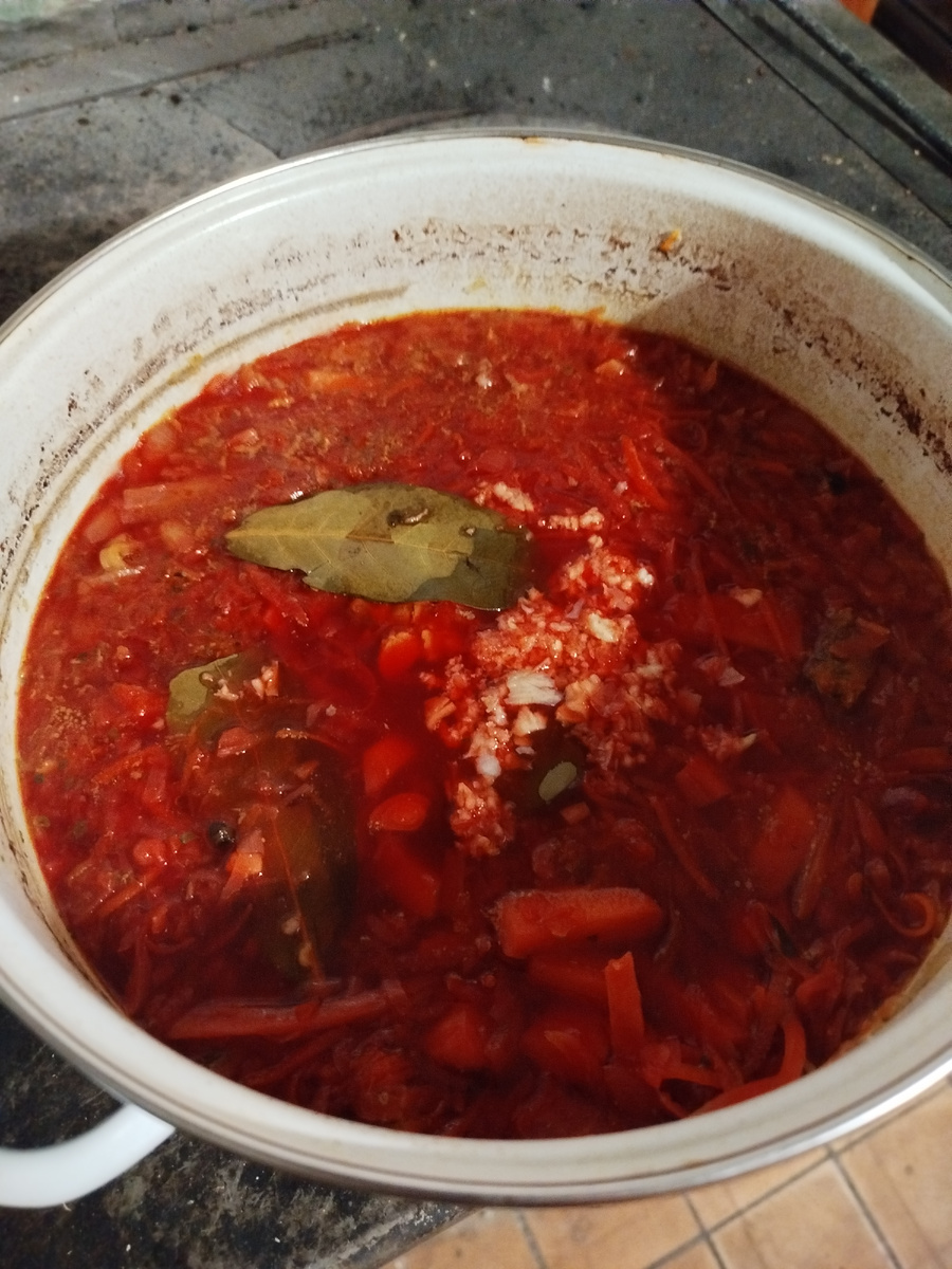 Пять часов на печке, бульон выкипел и отлила часть на заморозку, много было)