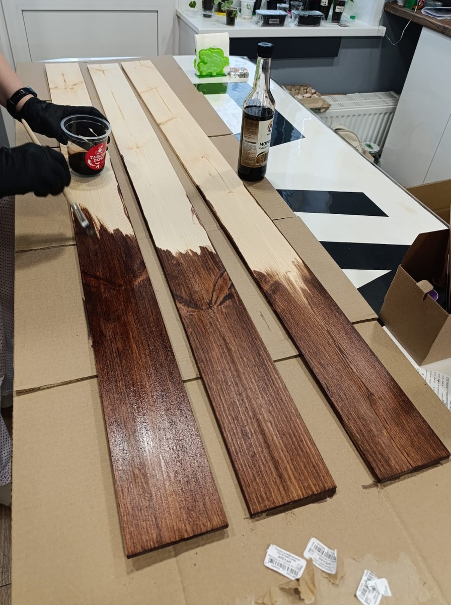 Покрываем морилкой наши полочки. Кому интересно, цвет называется "Полисандр"