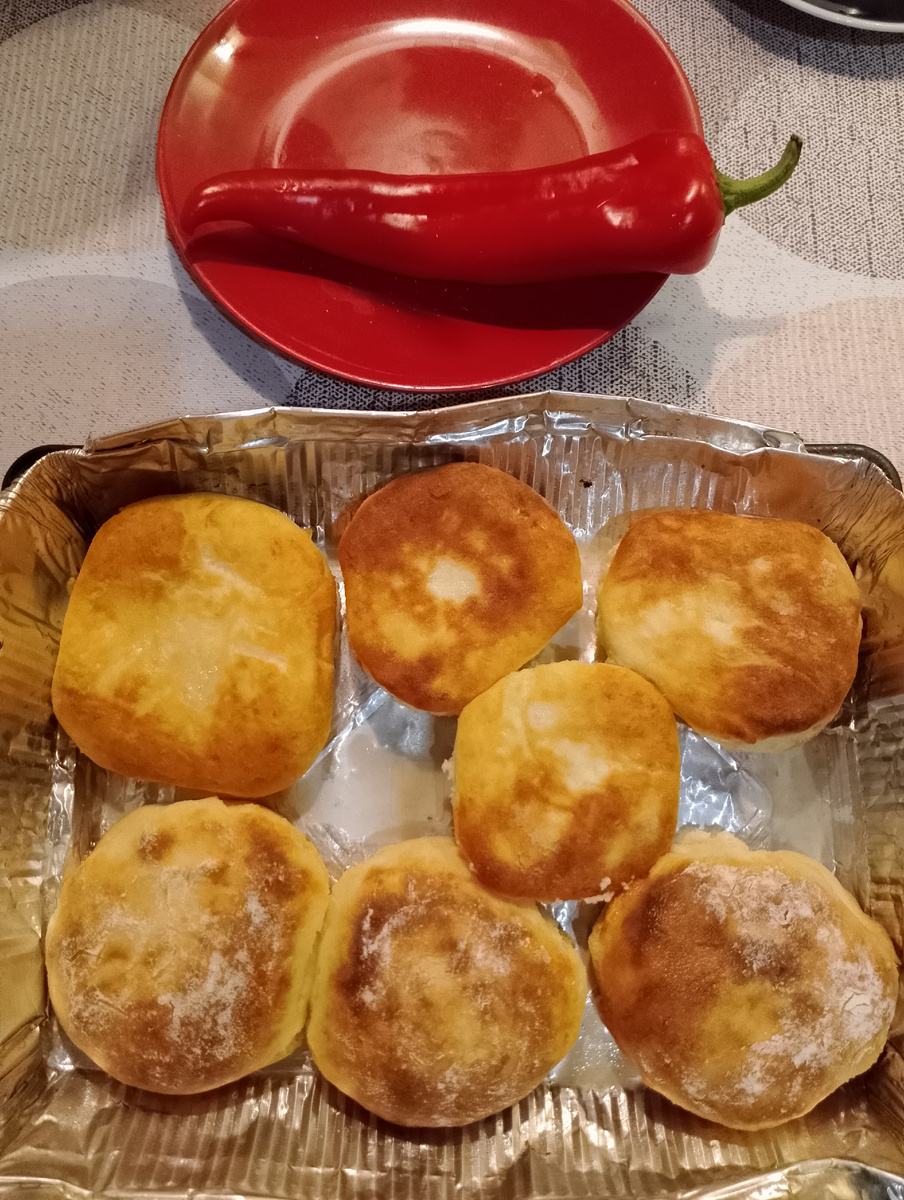 Это, кстати, сырники в духовке, сейчас полью сгущёнкой и будет полдник